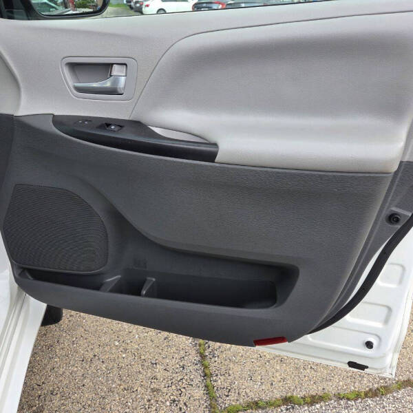 2017 Toyota Sienna LE 8-Passenger