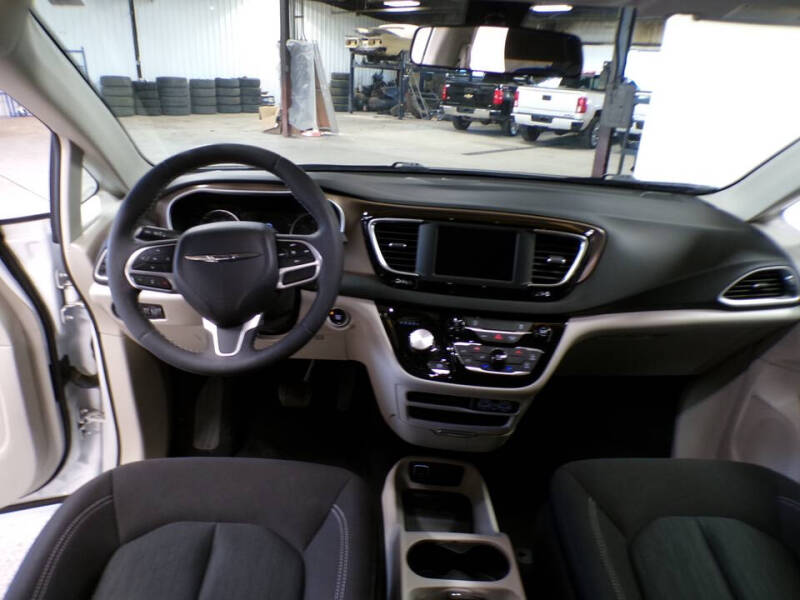 2022 Chrysler Voyager LX