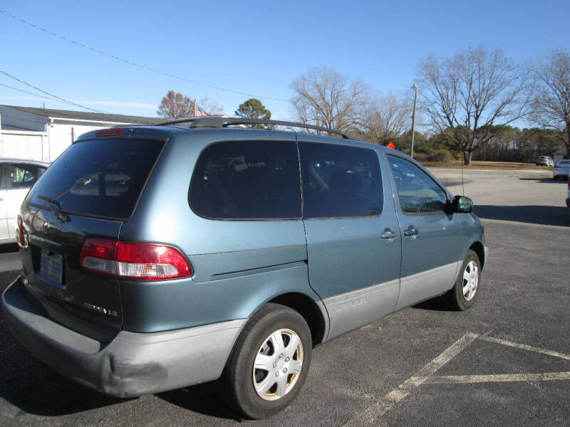 2002 Toyota Sienna LE photo 4