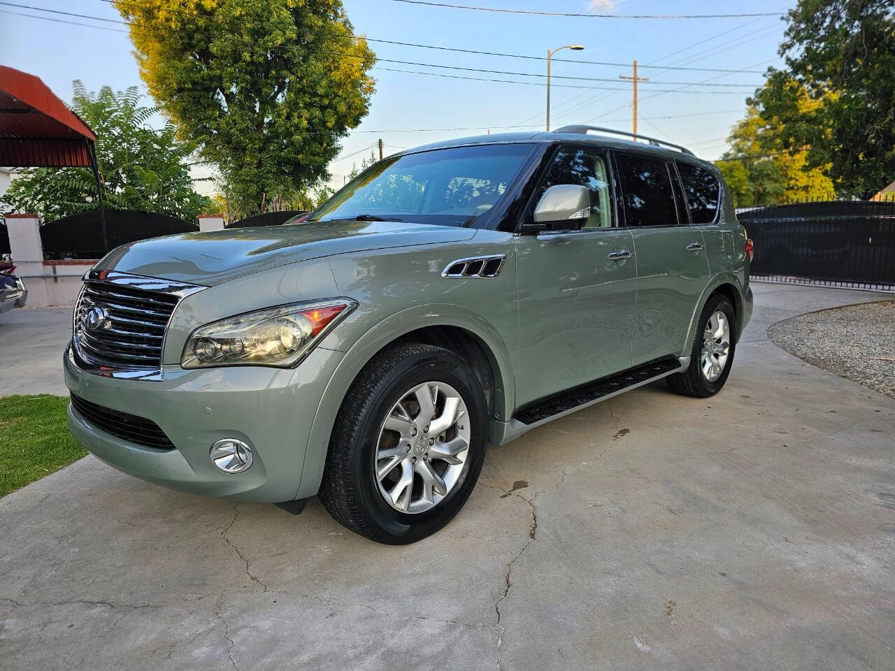 2012 Infiniti QX56 1