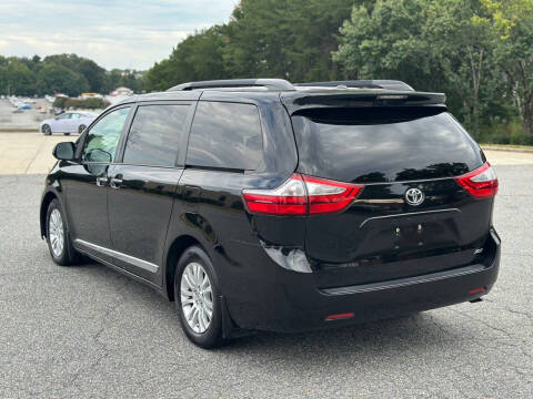 2017 Toyota Sienna XLE 8-Passenger