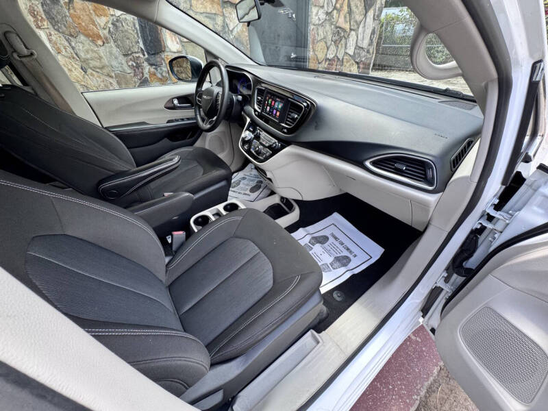 2022 Chrysler Voyager LX