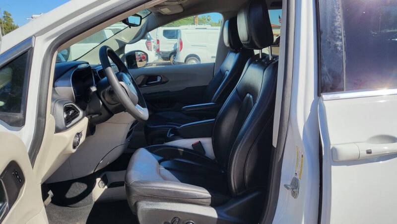 2024 Chrysler Pacifica Plug-In Hybrid Select