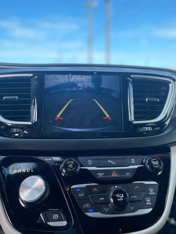 2017 Chrysler Pacifica Touring-L