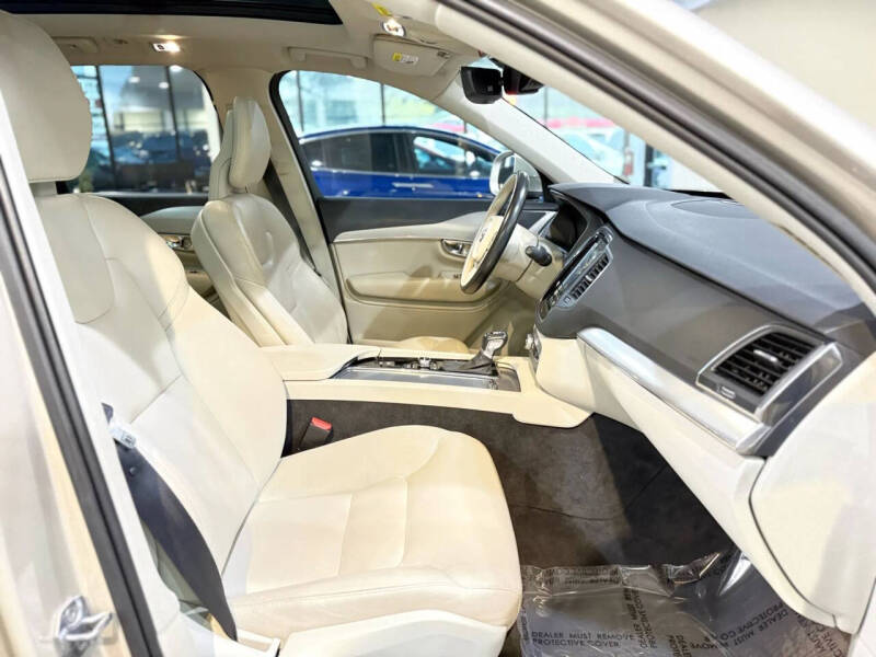 2016 Volvo XC90 T5 Momentum