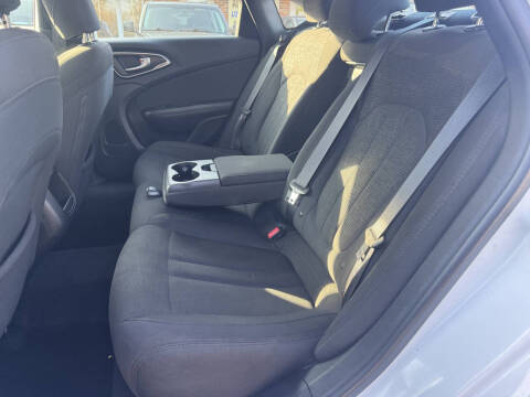 2016 Chrysler 200 LX