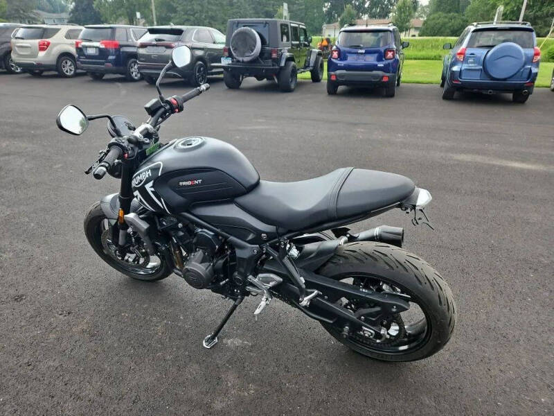 2024 Triumph Trident (Black)