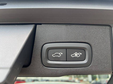 2025 Volvo XC60 T8 Plus Dark Theme