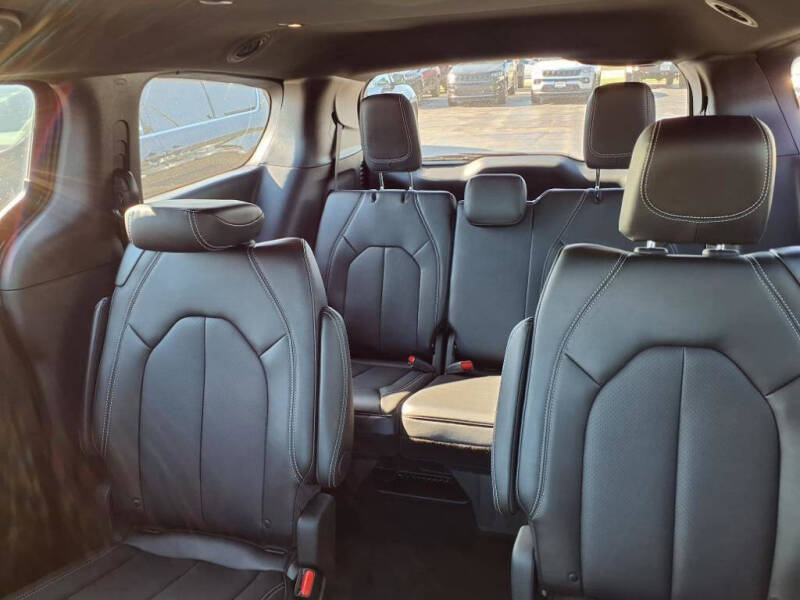 2026 Chrysler Pacifica Select