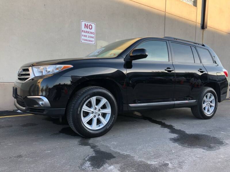 2013 Toyota Highlander for sale at International Auto Sales in Hasbrouck Heights NJ