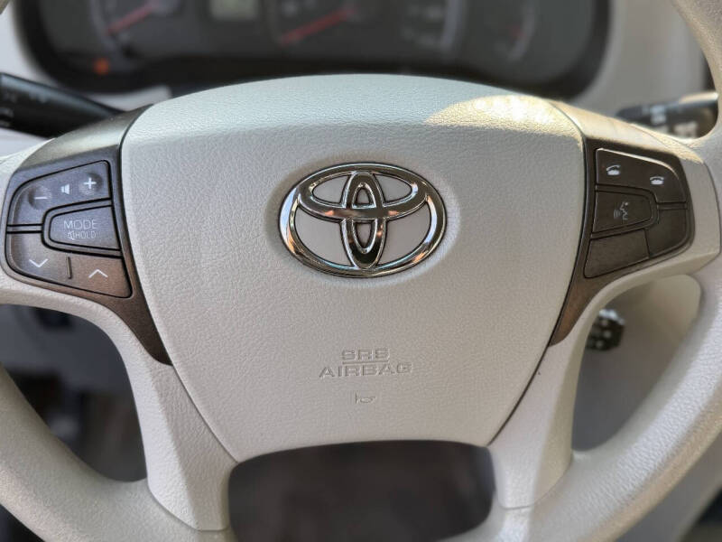 2013 Toyota Sienna LE 8-Passenger