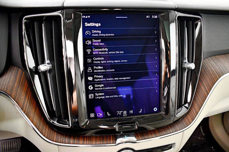 2022 Volvo XC60 B5 Momentum