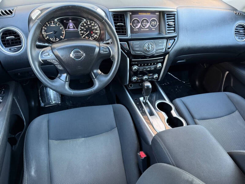 2017 Nissan Pathfinder SV