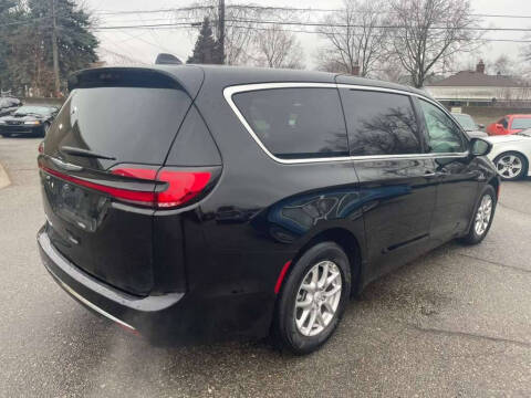 2025 Chrysler Pacifica Select