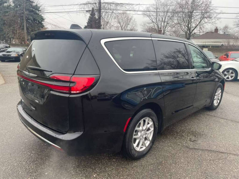 2025 Chrysler Pacifica Select