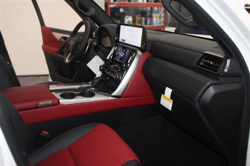 2025 Lexus LX 700h F SPORT Handling