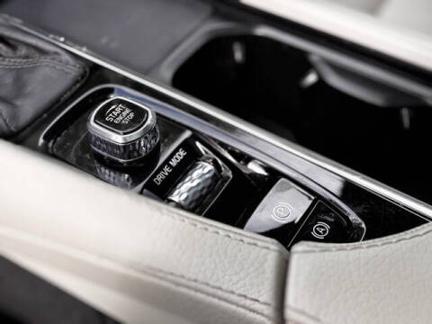 2021 Volvo XC90 T6 Momentum 7-Passenger