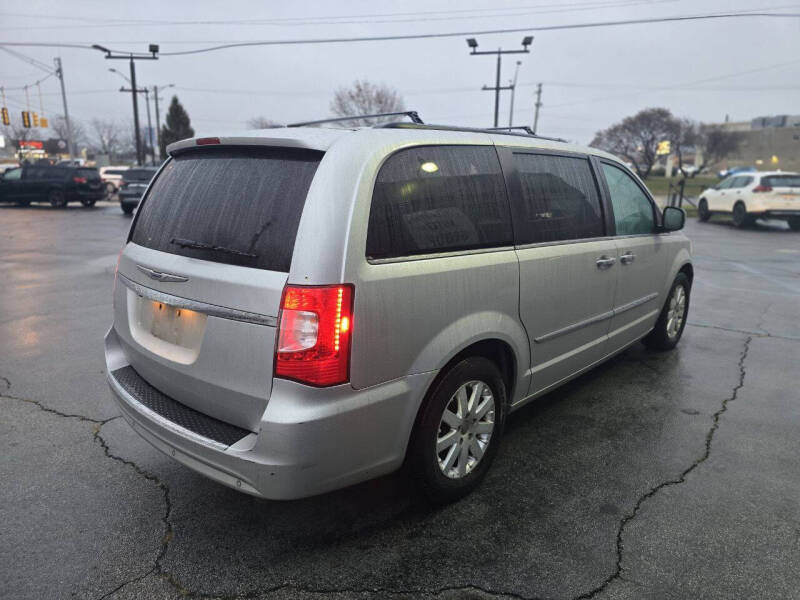 2012 Chrysler Town & Country Touring-L photo 6