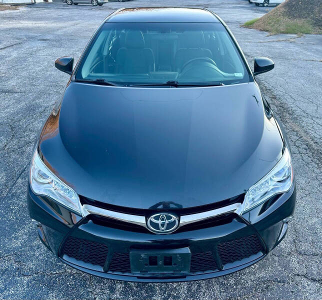 2017 Toyota Camry SE photo 2