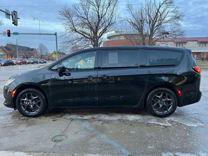 2020 Chrysler Pacifica Touring's photo
