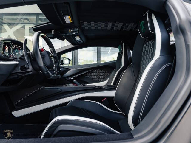 2024 Lamborghini Revuelto