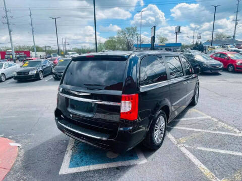 2013 Chrysler Town and Country Touring-L