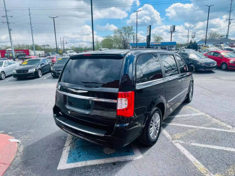 2013 Chrysler Town and Country Touring-L