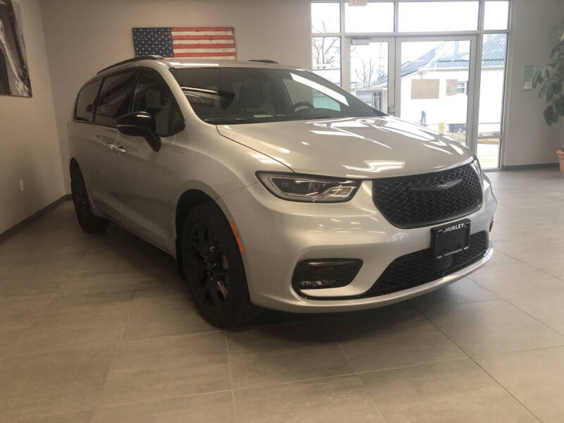 2026 Chrysler Pacifica Select's photo