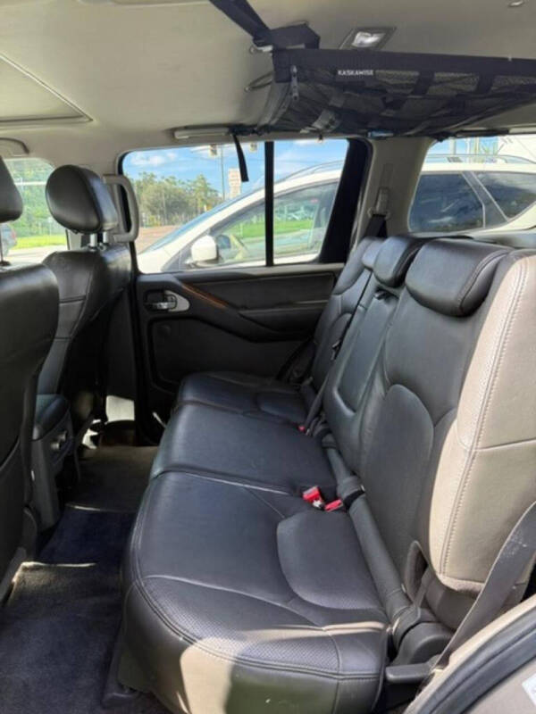 2005 Nissan Pathfinder LE