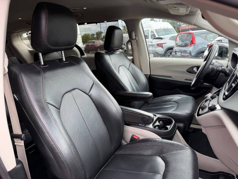 2020 Chrysler Pacifica Touring L