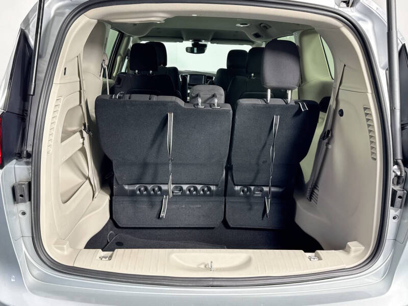 2023 Chrysler Voyager LX