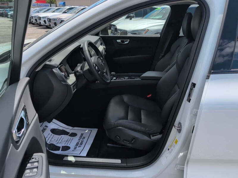 2025 Volvo XC60 B5 Plus Dark Theme
