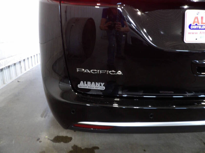 2027 Chrysler Pacifica Select