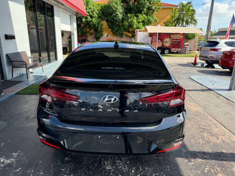 2020 Hyundai Elantra Value Edition photo 3