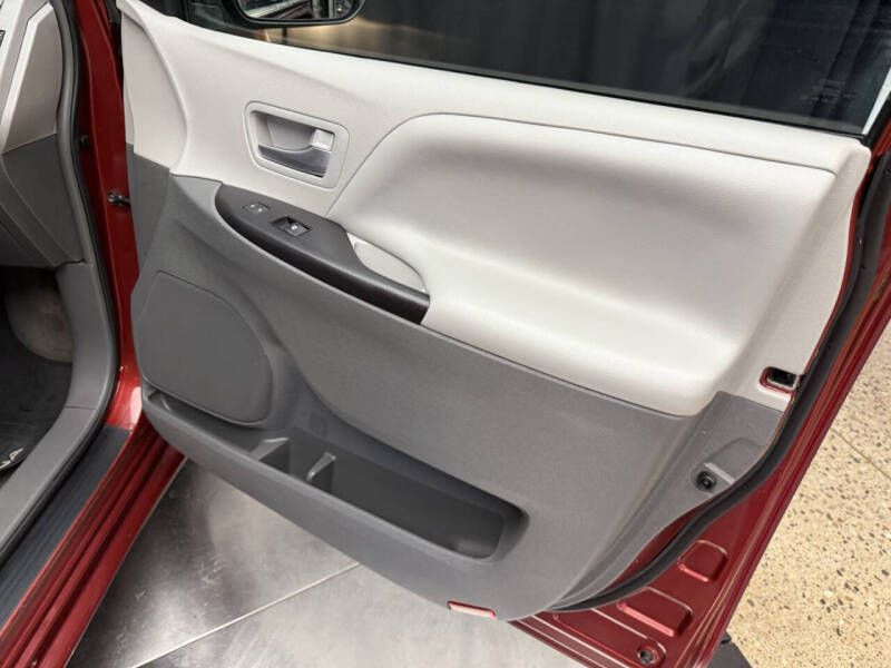 2017 Toyota Sienna LE 8-Passenger