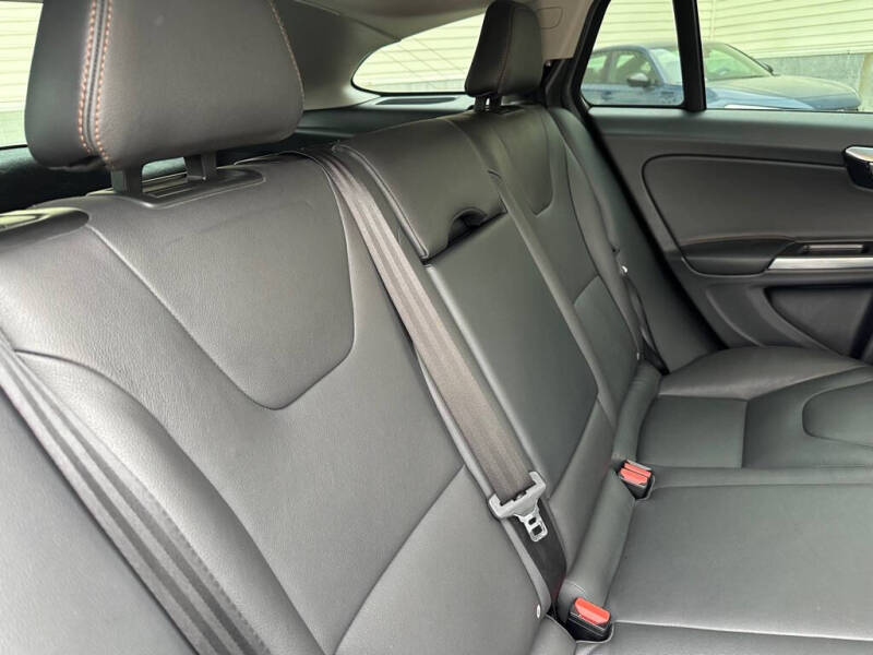 2016 Volvo V60 Cross Country T5 Platinum