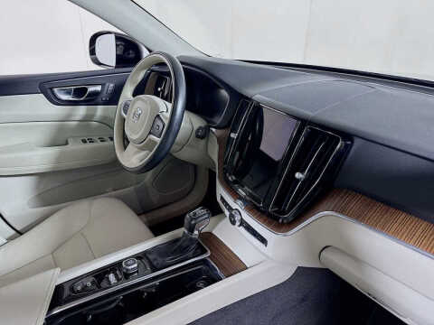 2021 Volvo XC60 T6 Momentum