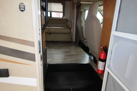 2017 Winnebago MINNIE WINNIE 31K