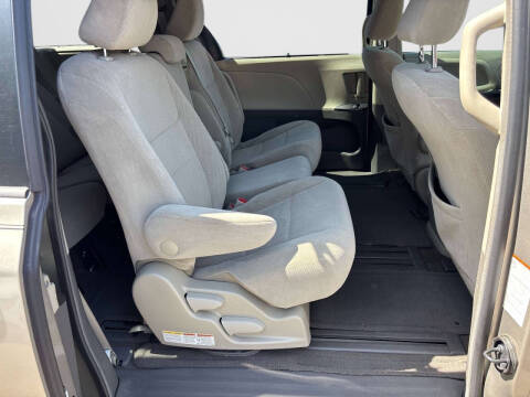 2017 Toyota Sienna LE 8-Passenger