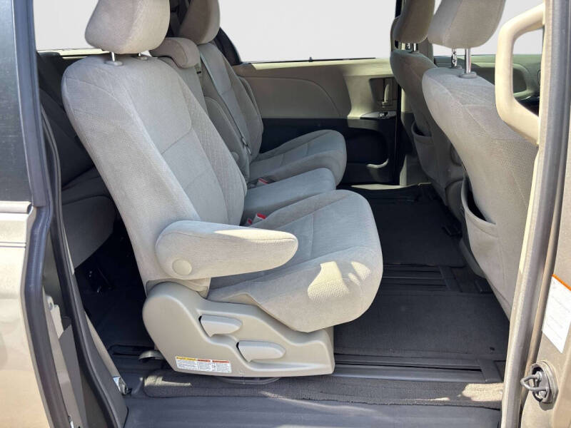 2017 Toyota Sienna LE 8-Passenger