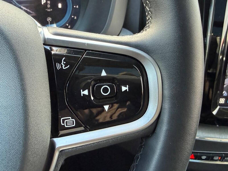 2025 Volvo XC60 B5 Plus Dark Theme