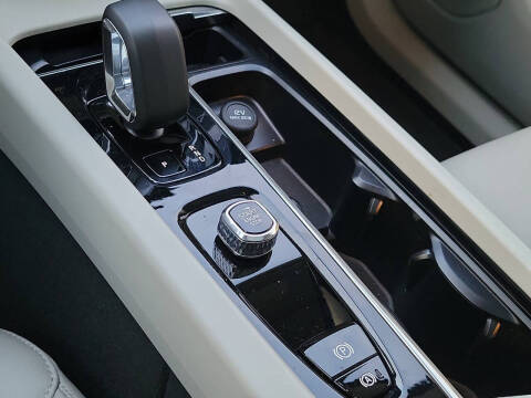 2023 Volvo XC60 B5 Plus Dark Theme