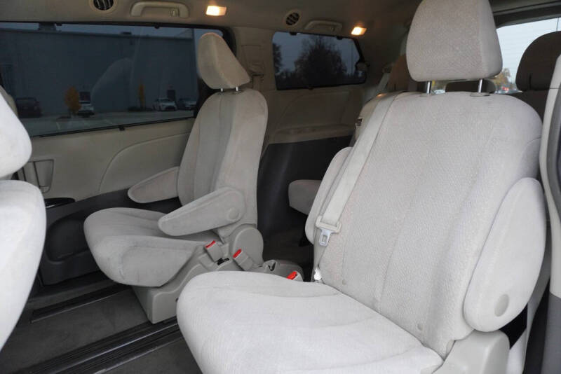 2013 Toyota Sienna LE 7-Passenger Auto Access Seat