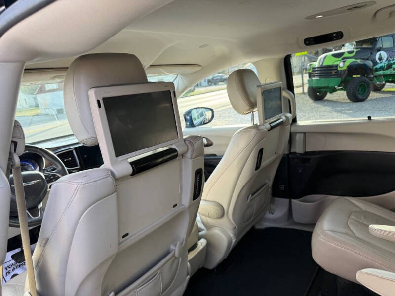 2017 Chrysler Pacifica Touring-L Plus