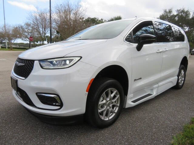 2025 Chrysler Pacifica Select
