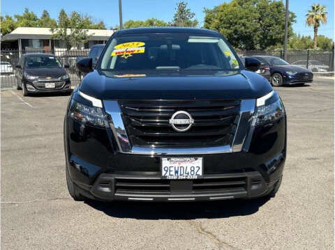 2023 Nissan Pathfinder for sale at Armando Auto Sales in Fresno CA