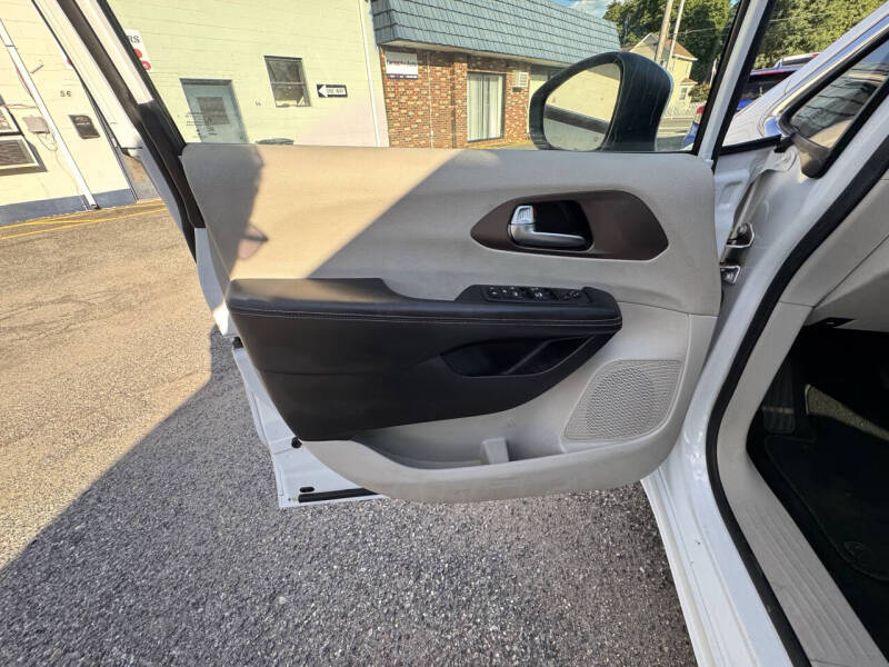 2022 Chrysler Voyager LX