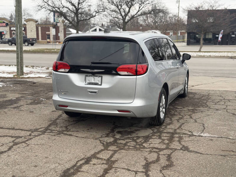 2023 Chrysler Voyager LX