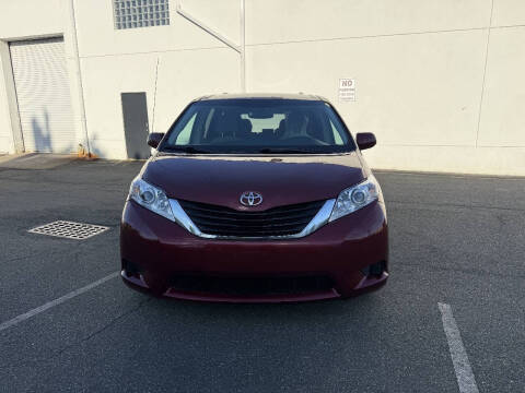 2013 Toyota Sienna LE 7-Passenger Auto Access Seat