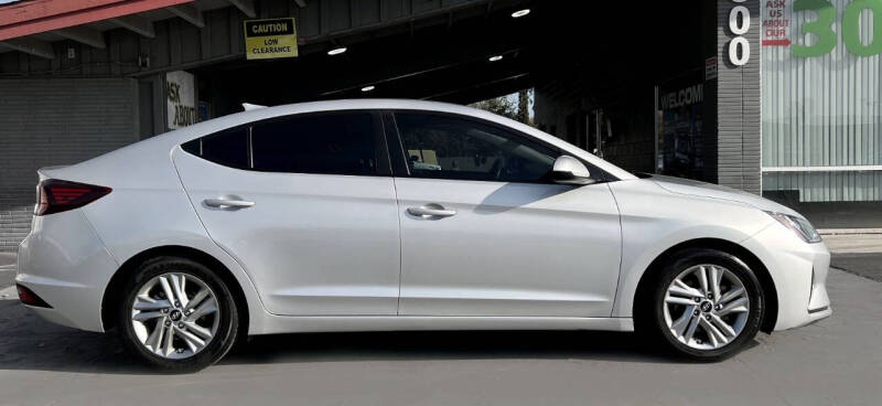 2020 Hyundai Elantra SEL photo 5